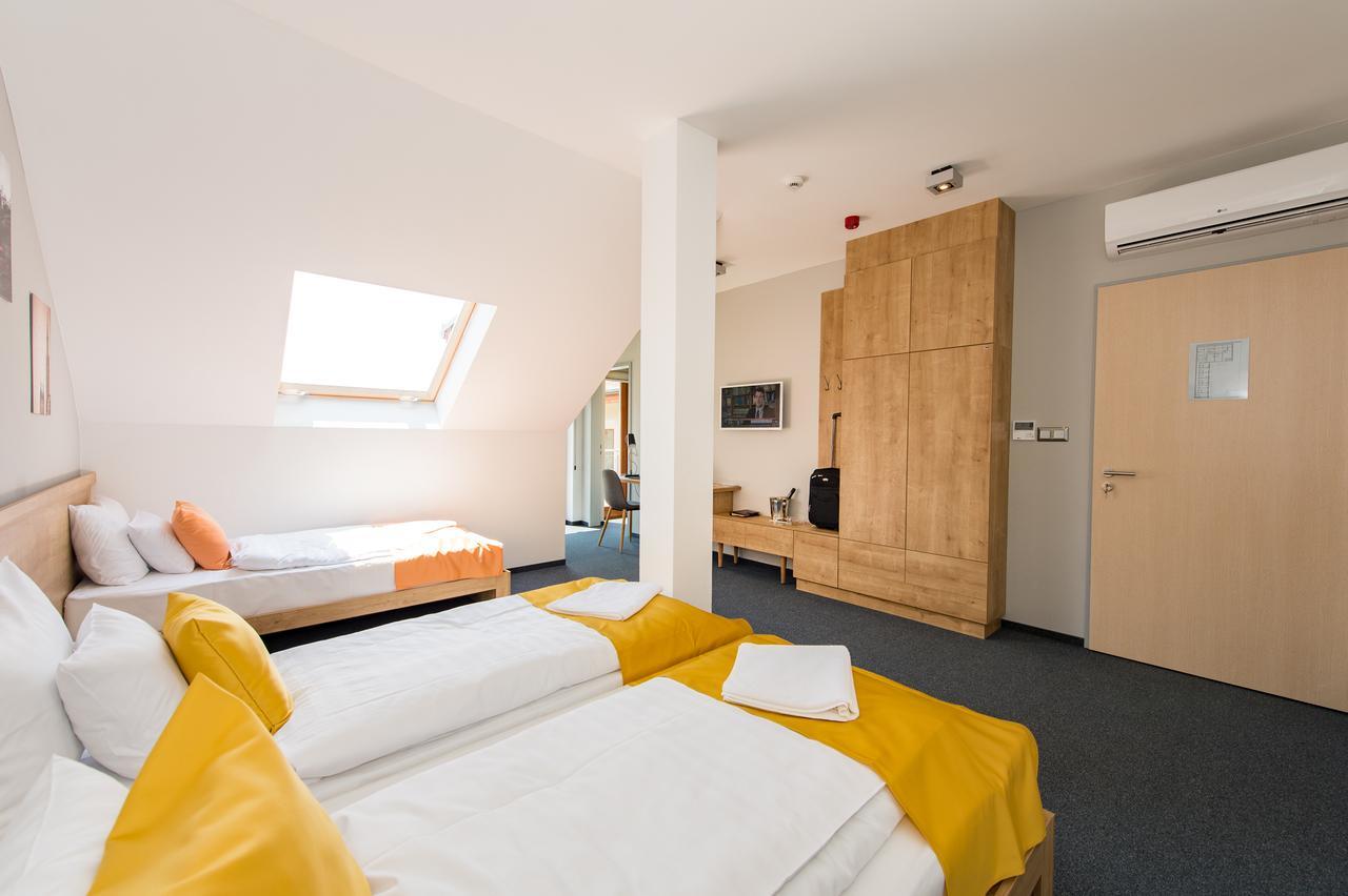 Pilvax Hotel Superior Kalocsa Bagian luar foto