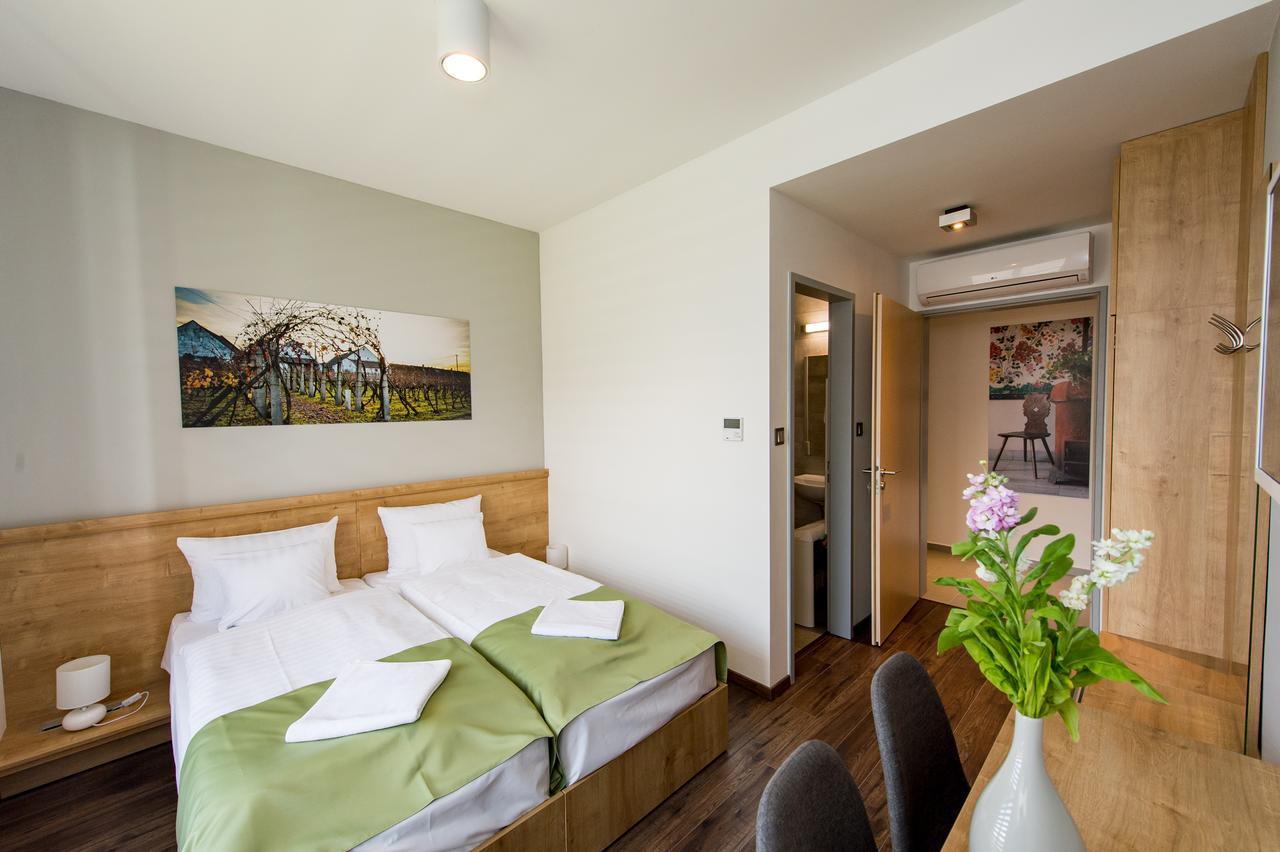 Pilvax Hotel Superior Kalocsa Bagian luar foto