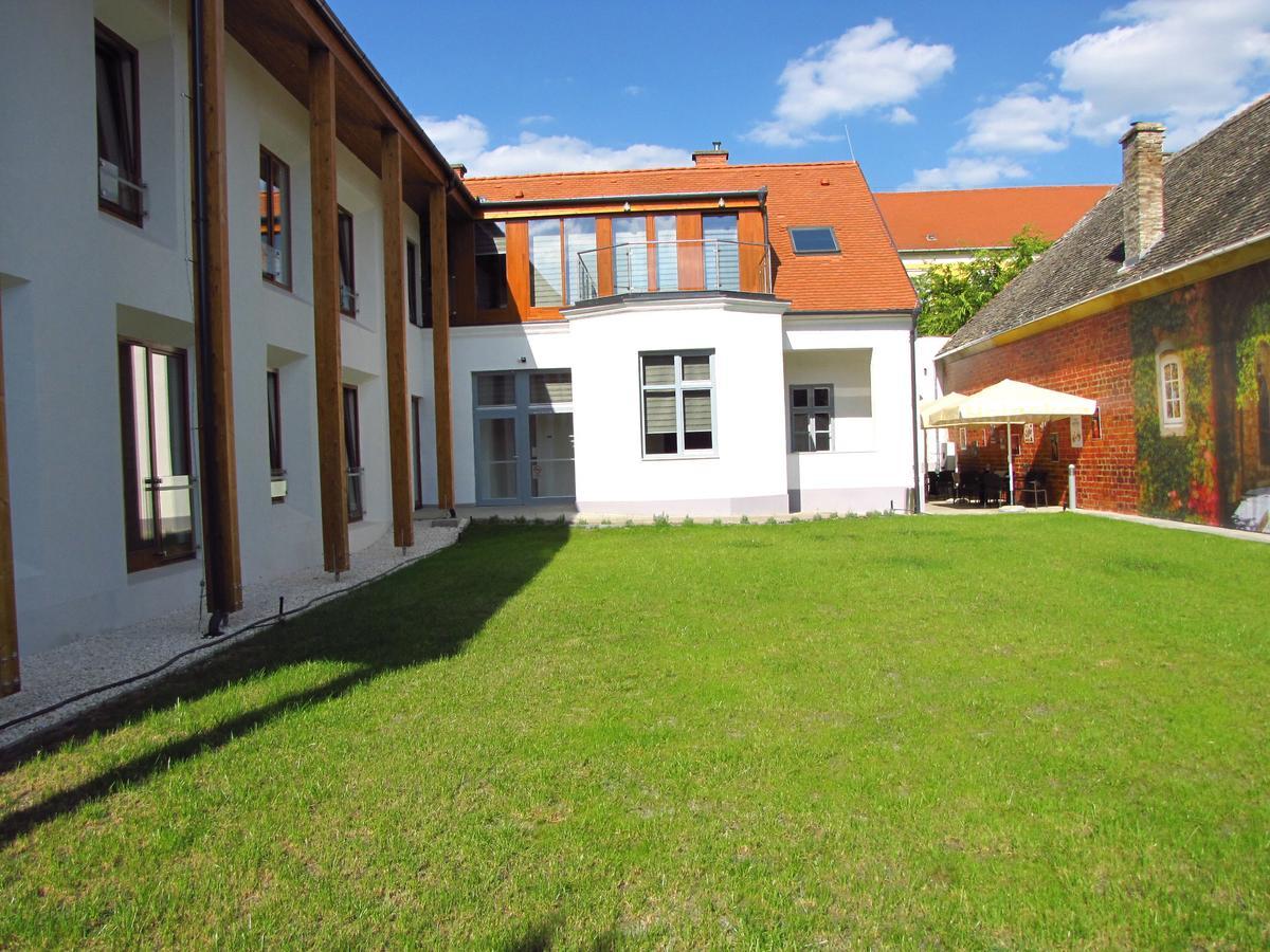 Pilvax Hotel Superior Kalocsa Bagian luar foto